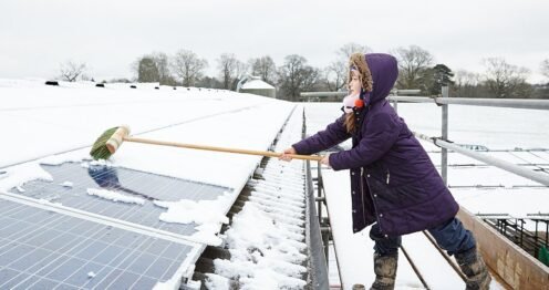 Odklízení sněhu na fotovoltaických panelech