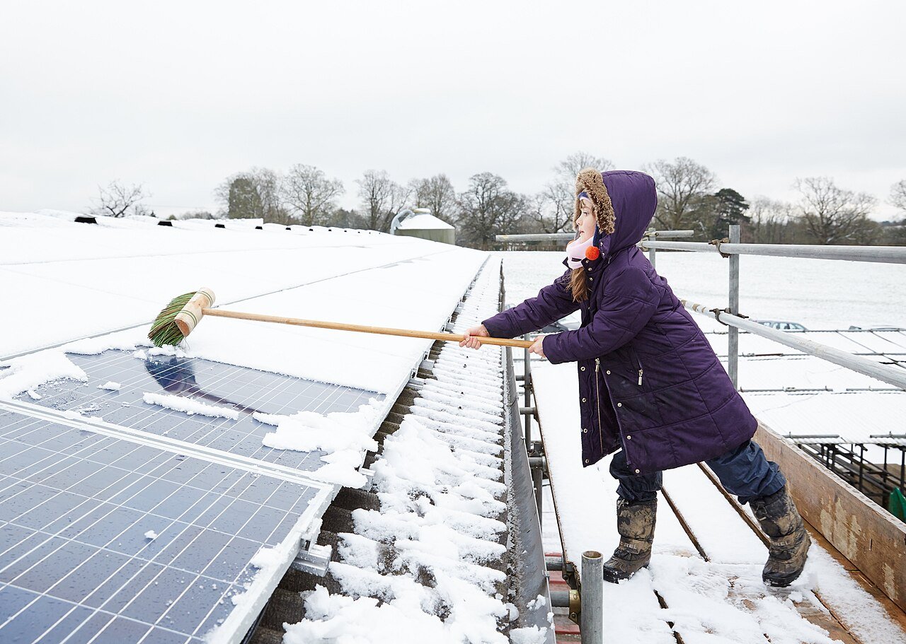 Odklízení sněhu na fotovoltaických panelech