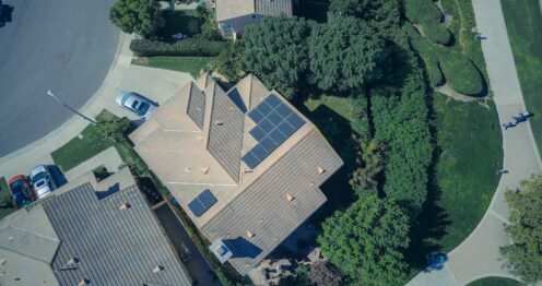 Fotovoltaické panely na střeše domu