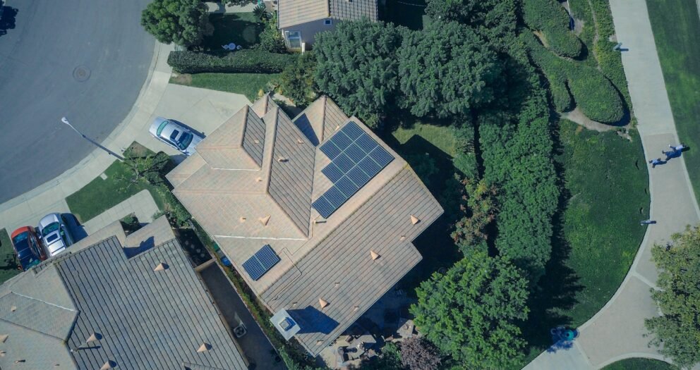 Fotovoltaické panely na střeše domu